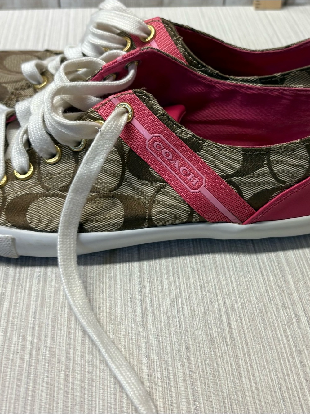 Coach Signature Canvas Pink Trim Low-Top Lesley Sneakers Sz 6b